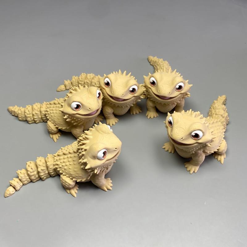 3Dプリントで作られた、かわいらしいヒゲトカゲの置物。机の上 - 3D Printing Lizard のレビューと価格