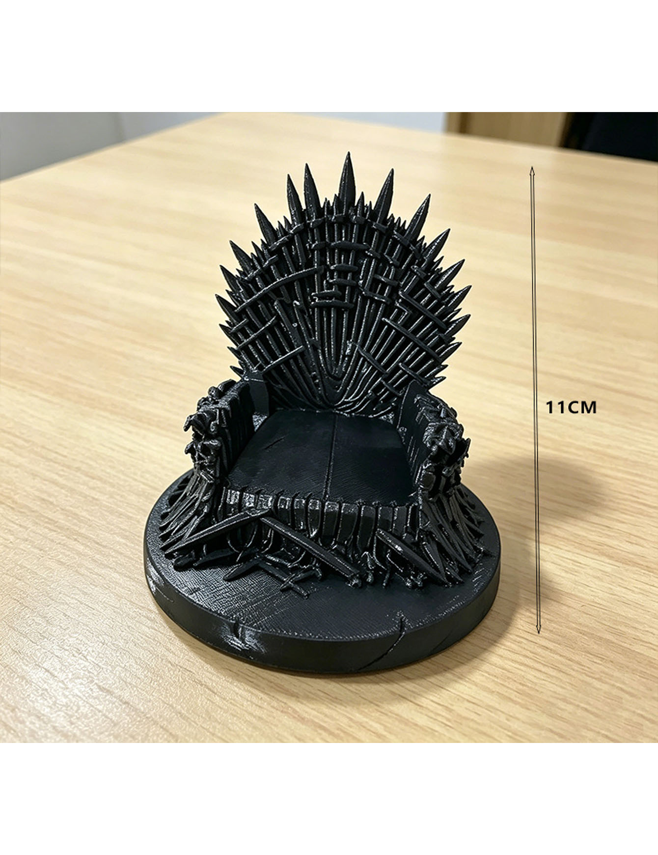 3Dプリント製の黒い携帯電話ホルダー、王座の彫刻、円形ベース - 3D Printing Examples のレビューと価格